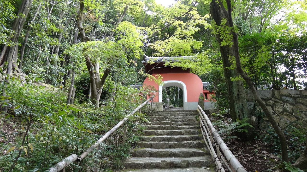 まるで竜宮城への入り口～石峰寺