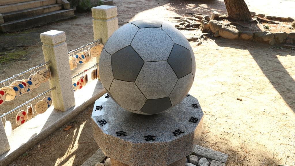 弓弦羽神社 御影石のサッカーボール